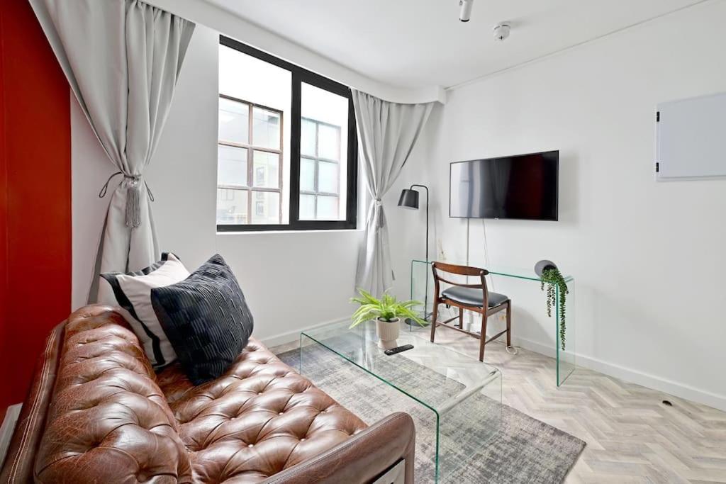Ella - Chic Studio Living In Central Apartment