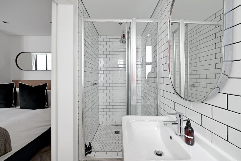Ella - Chic Studio Living In Central * Cape Town