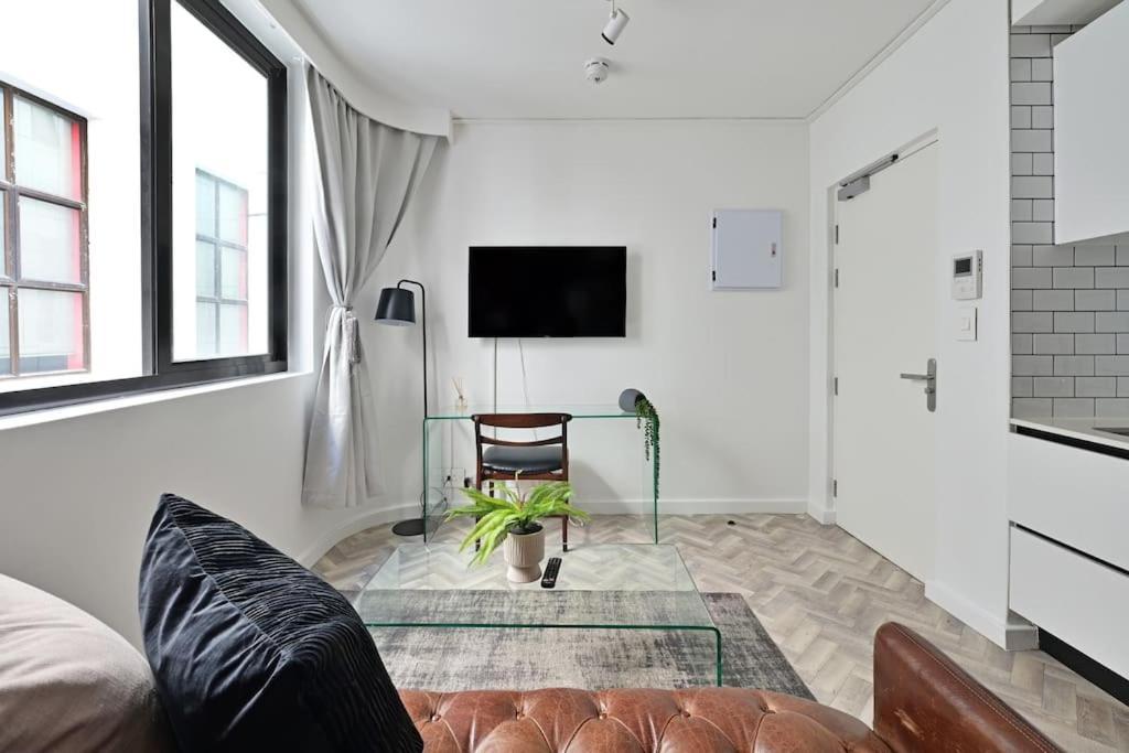 Ella - Chic Studio Living In Central Apartment *