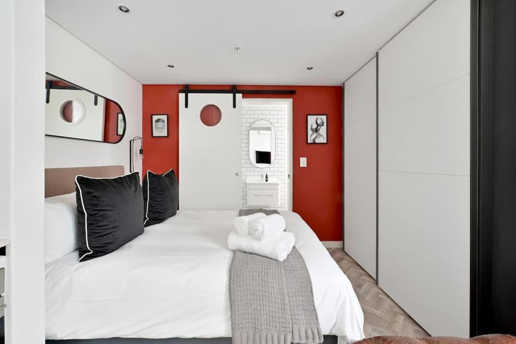Ella - Chic Studio Living In Central Apartment *