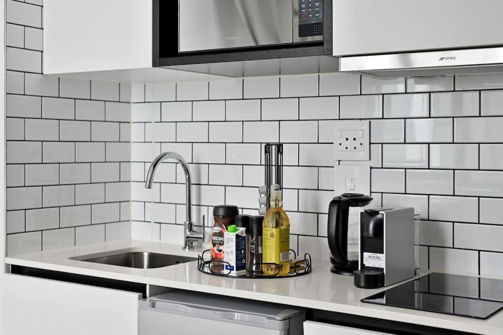Ella - Chic Studio Living In Central Apartment *