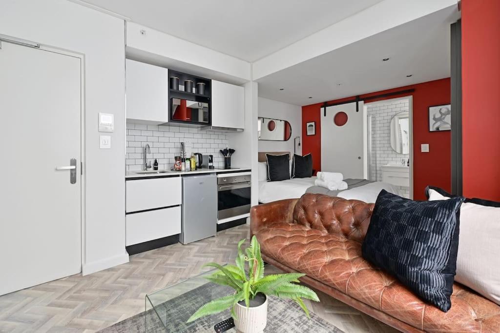 Ella - Chic Studio Living In Central Apartment